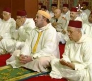 أمير المؤمنين  بمسجد غينيا بمدينة الحسيمة لتأدية صلاة الجمعة يوم 28 يونيو 2013